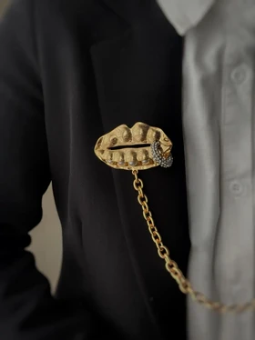 سنجاق سینه زنجیری