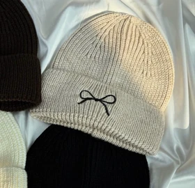 کلاه بافت وارداتی گلدوزی پاپیون