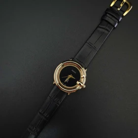 ساعت مچی زنانه گوچی Gucci با موتور کوارتز ژاپن و بند چرم (بند و صفحه مشکی قاب طلایی)