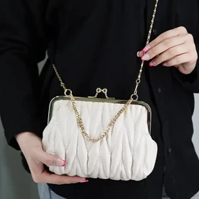 کیف لمسه‌ای زنانه دهنه دار منگو با یراق طلایی