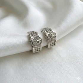 گوشواره برند شین مدل «قلب کریستالی» | آبکاری رادیوم با جلای طلا سفید