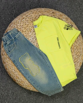 تیشرت جیب‌دار و شلوار جین