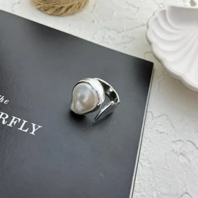 انگشتر زنانه مینیمال با طرح گره مروارید