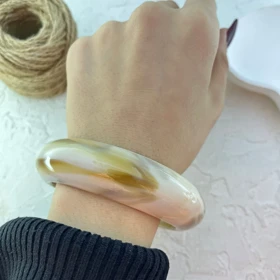 دستبند زنانه بنگل رزینی یک‌تکه مدل نورا شیری‑عسلی