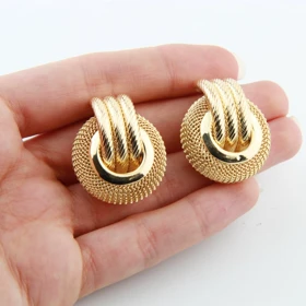 گوشواره زنانه میخی مدل حلقه‌ای زنبوری (طلایی)