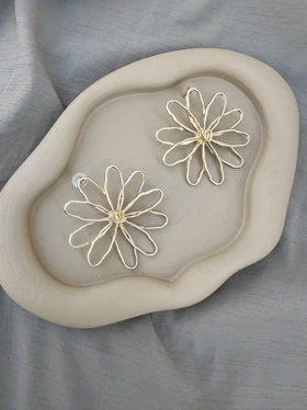 گوشواره گل بزرگ دفرمه (کرم)