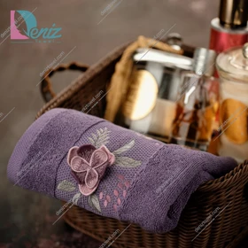 حوله دستی گلدوزی طرح فلور رنگ بنفش