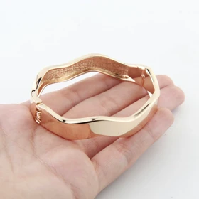 دستبند زنانه طرح بنگل مدل موج (طلایی)