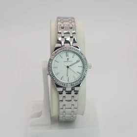 ساعت مچی زنانه اودمار پیگه Audemars Piguet با موتور کواتز و طراحی مینیمال (سفید)