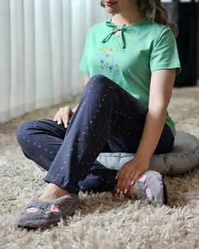 تی‌شرت و شلوار نخ‌پنبه