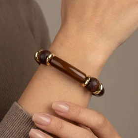 دستبند زنانه بنگل با بافت رزینی و مهره چوبی با فینیش طلایی مدل وودلیرا