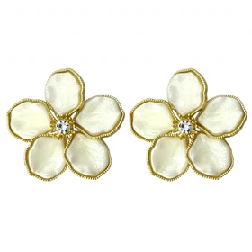 گوشواره میخی زنانه مدل نارسیه طرح گل صدفی با نگین مرکزی و فریم طلایی