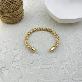 دستبند بنگل زنانه مدل آئوریروپ طرح بافت طنابی طلایی