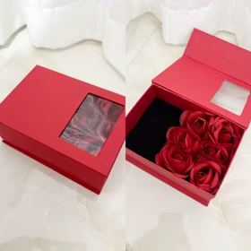 باکس هدیه جواهرات با گل رز قرمز 945