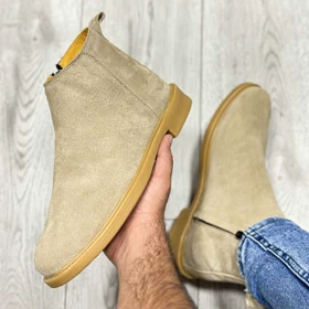 بوت مردانه مدل چلسی زیپ‌دار چرم طبیعی جیر رنگ خاکی