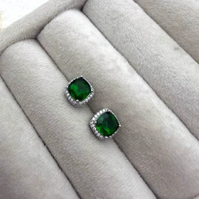 گوشواره‌های میخی سه رنگ نگین‌دار طرح جواهر (سبز زمردی)