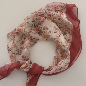 روسری طرح گل و زمینه کرم