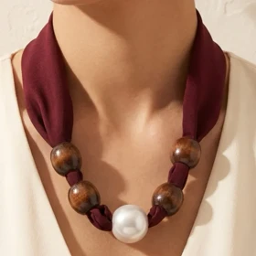 گردنبند زنانه مدل ناتورا واین پرلا بافت پارچه‌ای لوکس با مهره چوبی طبیعی و مروارید درشت