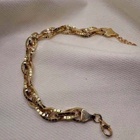 دستبند برند شین مدل «بیضی زرین» | با آبکاری طلای 24 عیار و تراش‌های درخشان