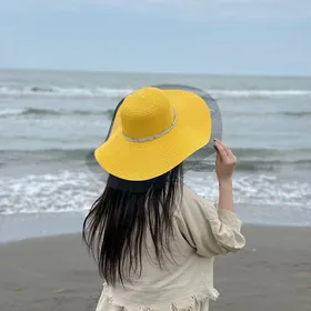 کلاه ساحلی نگین‌دار