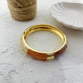 دستبند النگویی زنانه با طرح میناکاری رنگارنگ و ظریف