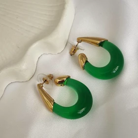گوشواره حلقه‌ای قفل میخی بزرگ طلایی با نگین سبز زرمیس برند تاش آلمانی اصل