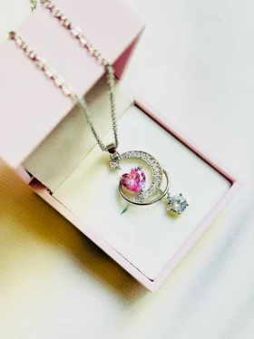 گردنبند ماه نگین‌دار