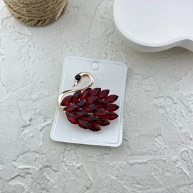 گل سینه زنانه طرح قو جواهری شیک و خاص