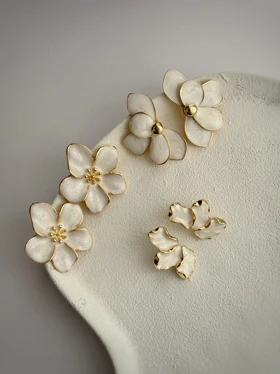 گوشواره های گل سفید