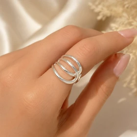 انگشتر زنانه مدل آوا طرح پیچ حلقه‌ای نقره ای