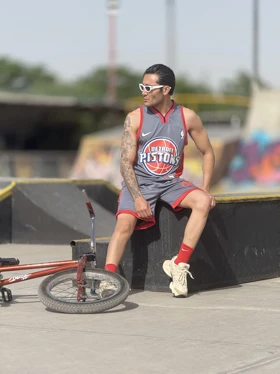 ست رکابی و شلوارک PISTONS بسکتبالی بدنسازی طوسی