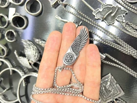 گردنبند مردانه طرح بال هوروس نمادی از قدرت و جاودانگی