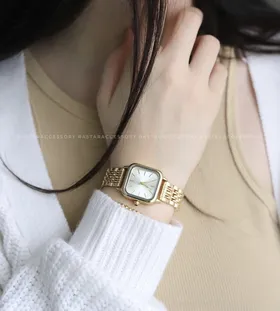 ساعت قشنگه طلایی