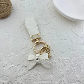 آویز کیف طرح پاپیون نگین‌دار شیک و جذاب