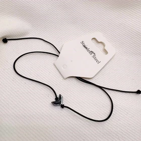 دستبند استیل نقره‌ای طرح «جناغ صیقلی» | ظریف و درخشان (بند مشکی)