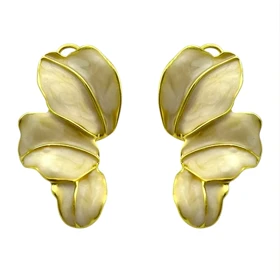 گوشواره زنانه طرح گلبرگ مدل النا با میناکاری سفید و جزئیات طلایی