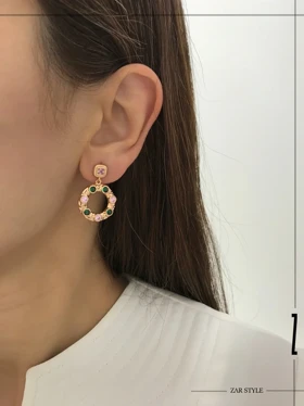 گوشواره حلقه‌ای نگین زمردی و صورتی