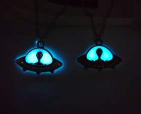 گردنبند فضانورد شب تاب