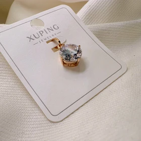 پلاک ژوپینگ تک نگین درشت (سولیتر طلایی) | شکوه یک الماس تمام عیار