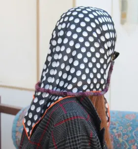 روسری کوتاه خال‌خالی نارنجی