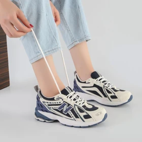 کفش و کتانی اسپرت زنانه و دخترانه مدل نیوبالانس NEW BALANCE رنگ سرمه ای کرم کد M372