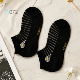 جوراب شیشه ای راه راه مشکی طرح بابونه