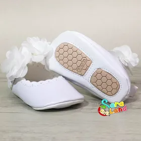 پاپوش نوزاد دخترانه گل‌دار سفید