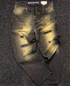 شلوار جین نیم بگ بالنسیاگا: هنر پوشیدن آشفتگی مدرن در قالب جینی با شست و زاپ‌های خاص و منحصربه‌فرد