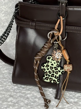 چارم بگ با عروسک رزینی پلنگی