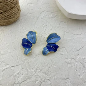 گوشواره زنانه طرح گلبرگ مدل نیلا با میناکاری آبی و جزئیات طلایی