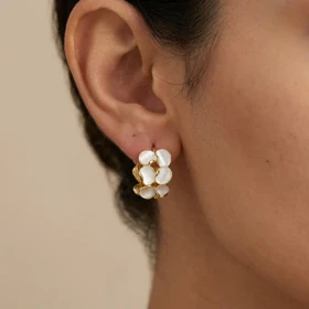 گوشواره زنانه مدل ماگنولیا طرح گل آویزدار با میناکاری صدفی و فریم طلایی