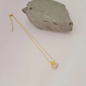 گردنبند پلاک گل و پروانه نگین‌دار