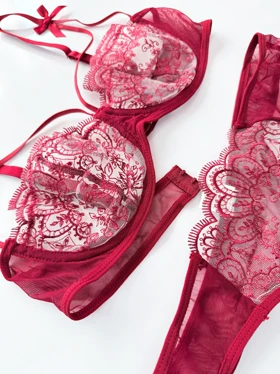 ست شورت و سوتین فنر دار گیپور هارنس دار طرح گل زرشکی