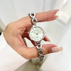 ساعت مچی زنانه هانگری بند زنجیری